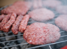 mici si hamburgeri pe gratar